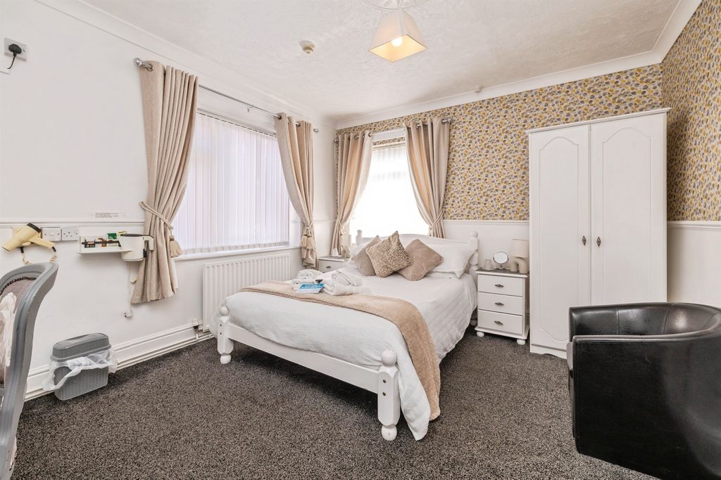 Property photo 3 of 34