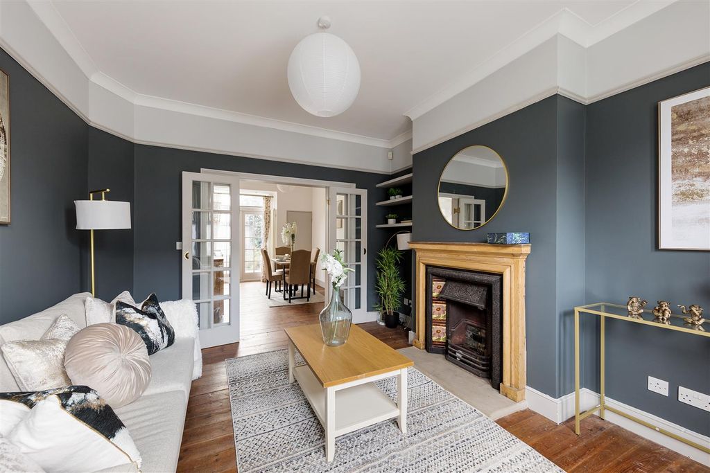 Property photo 2 of 40 Peterborough Road, E10