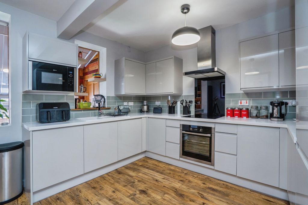 Property photo 3 of 23 Pbox-Img.Jpg