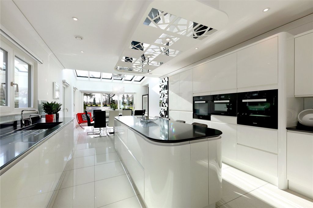 Property photo 2 of 19 Kitchen