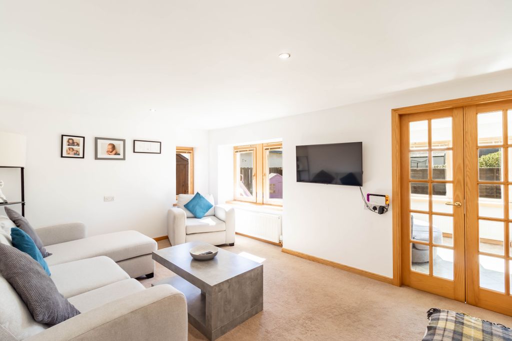 Property photo 2 of 37 Lounge