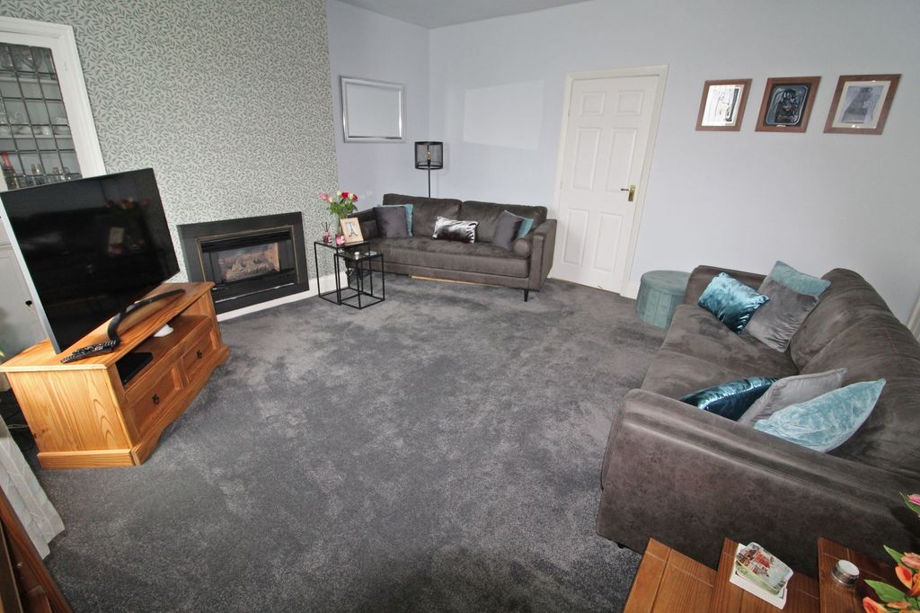 Property photo 2 of 18 Lounge