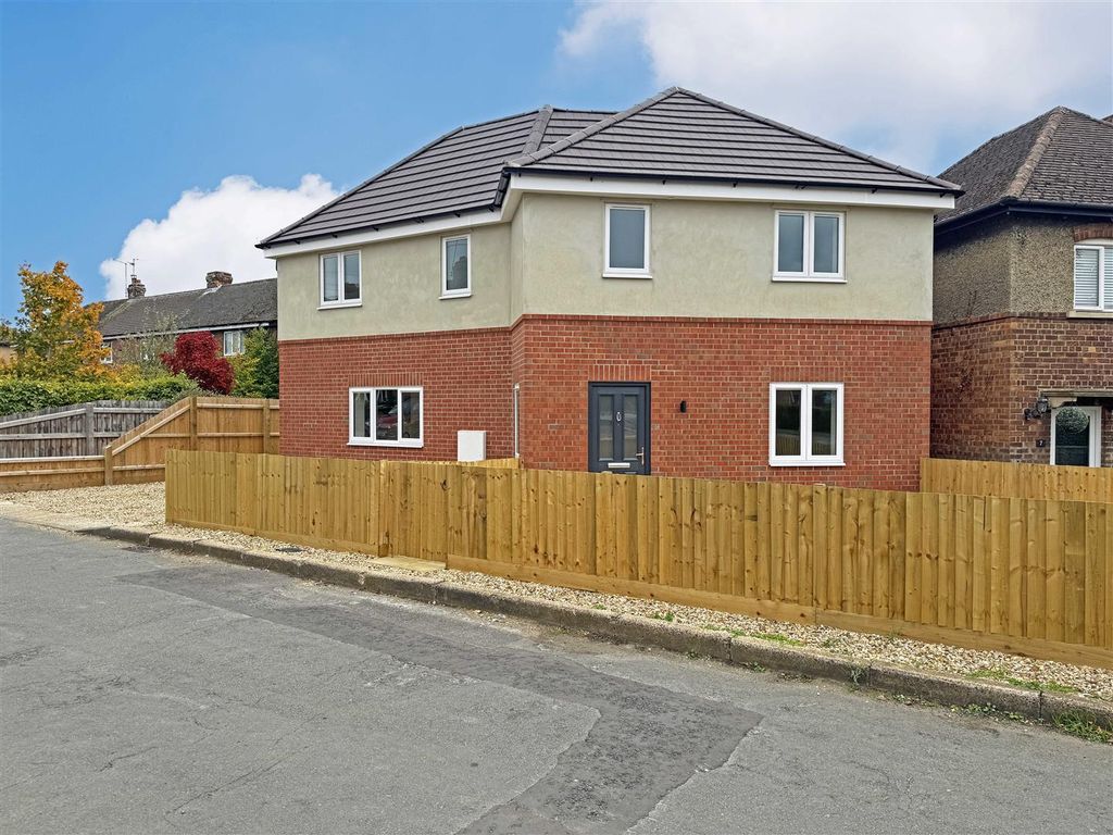 Property photo 1 of 17 Gloucester Road, Stamford