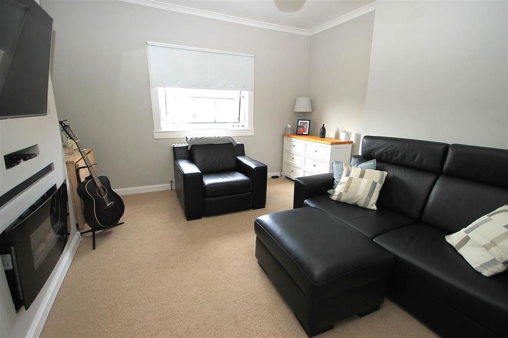 Property photo 3 of 12 Lounge