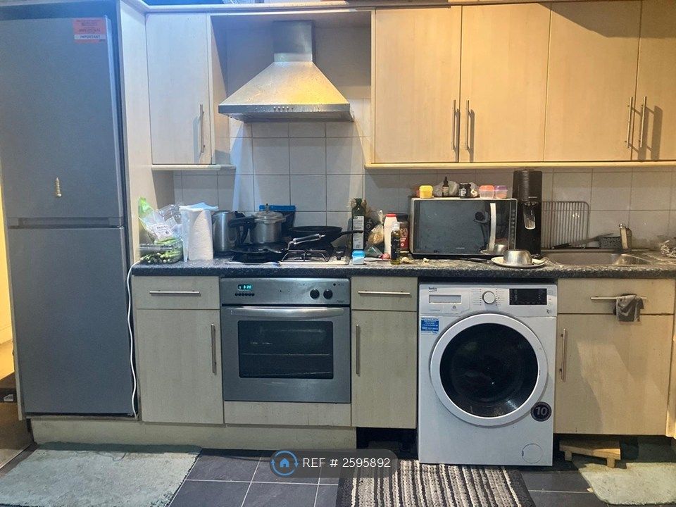 Property photo 1 of 8 Kitchen 2