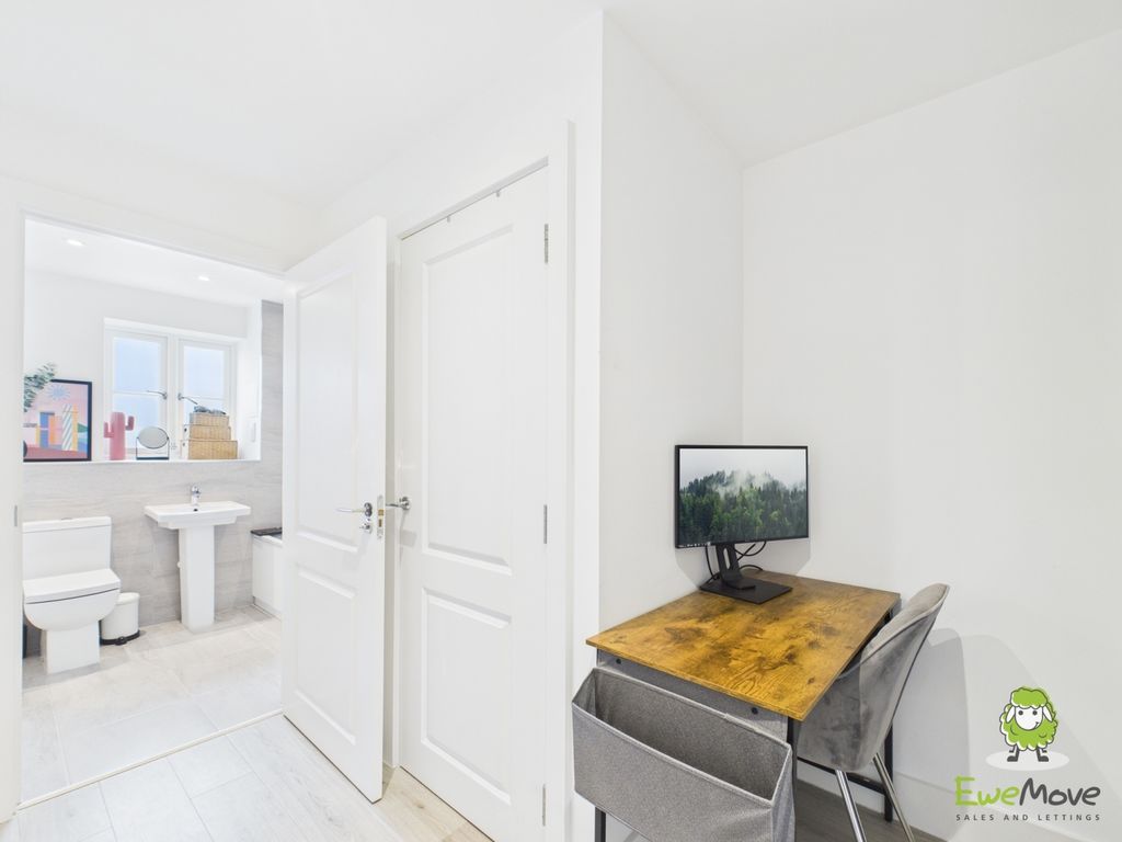 Property photo 2 of 10 Ewemove Estate Agents Basingstoke - Coliseum Court