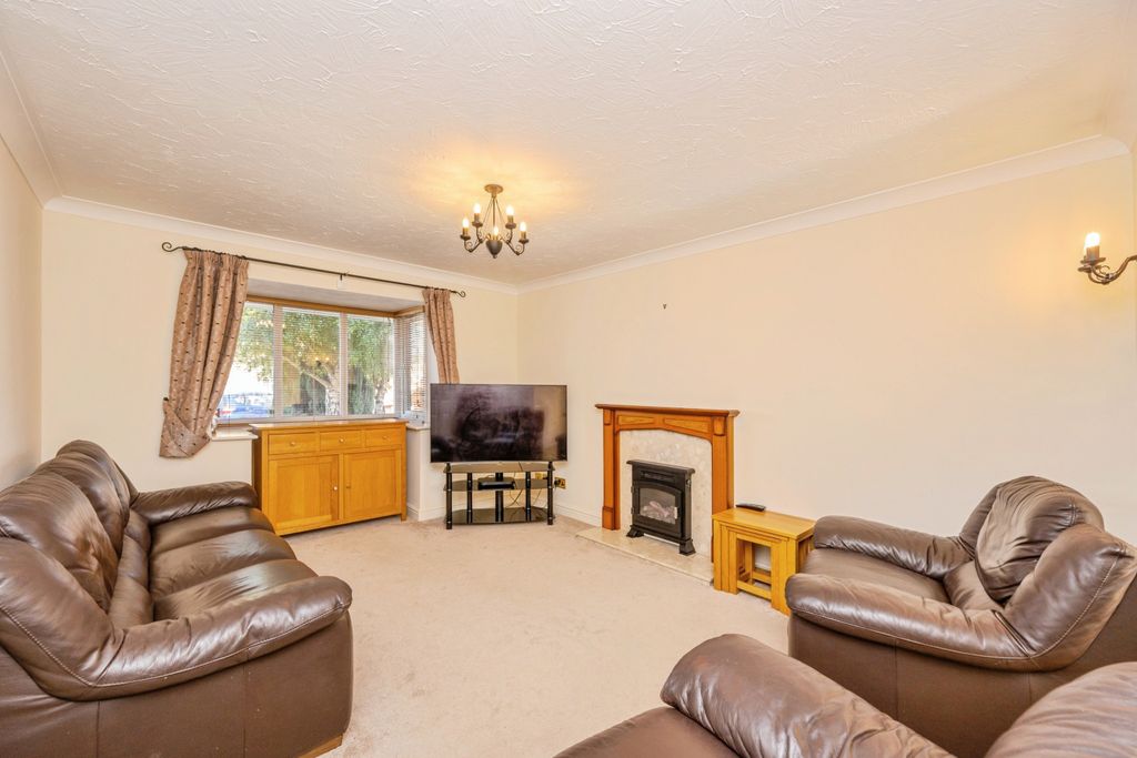 Property photo 2 of 20 Bay Fronted Lounge