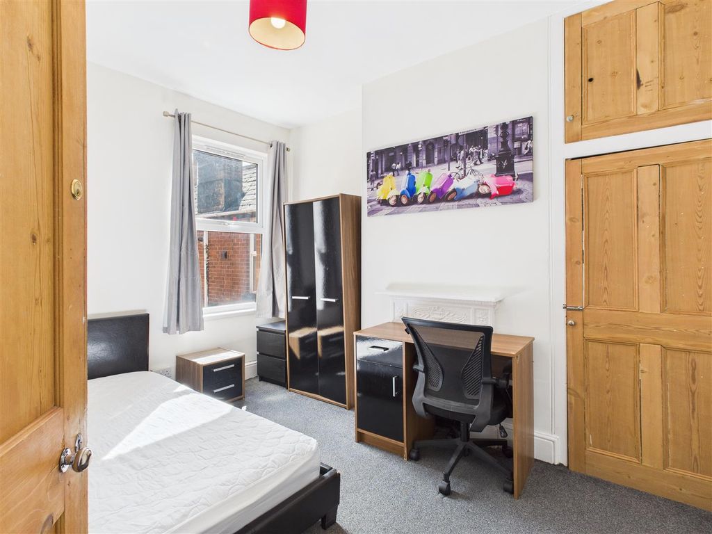 Property photo 3 of 11 99 Monks Road - 07.Jpg