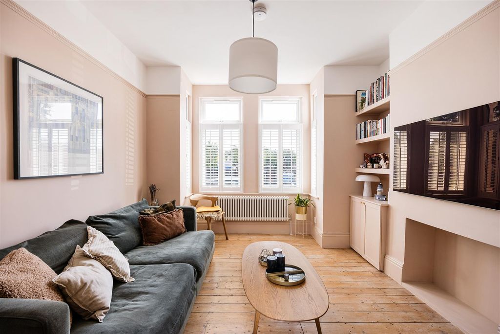 Property photo 2 of 30 Selwyn Avenue, E4