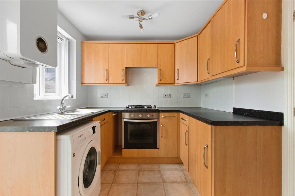 Property photo 3 of 18 Kitchen