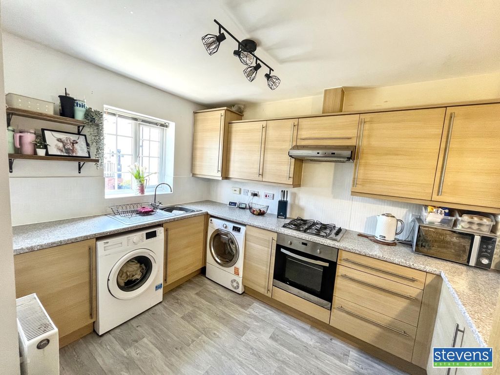 Property photo 3 of 14 Image00017