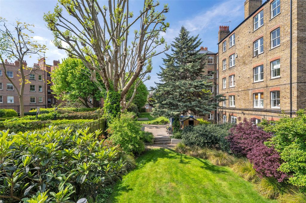 Property photo 2 of 10 Communal Gardens