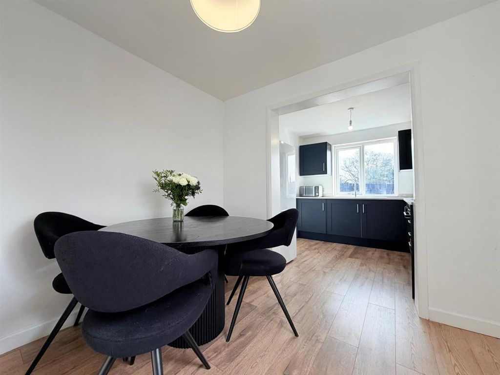 Property photo 3 of 16 Dining Area