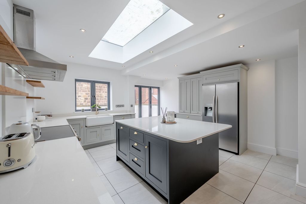 Property photo 2 of 25