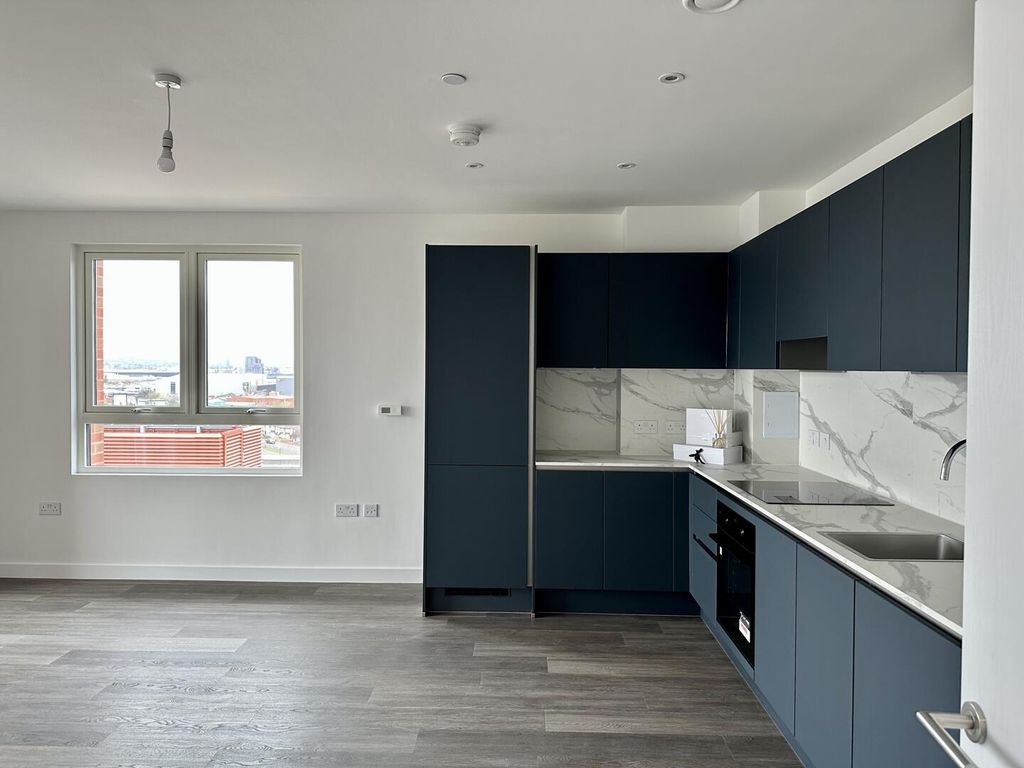 Property photo 3 of 7 Kitchen