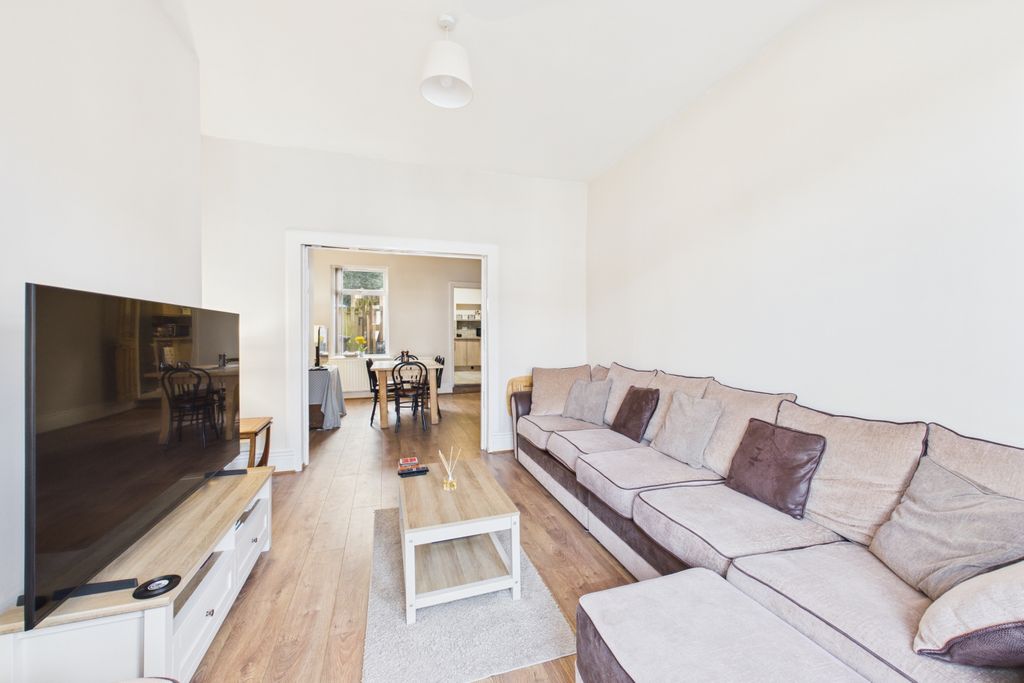 Property photo 3 of 13 Lounge