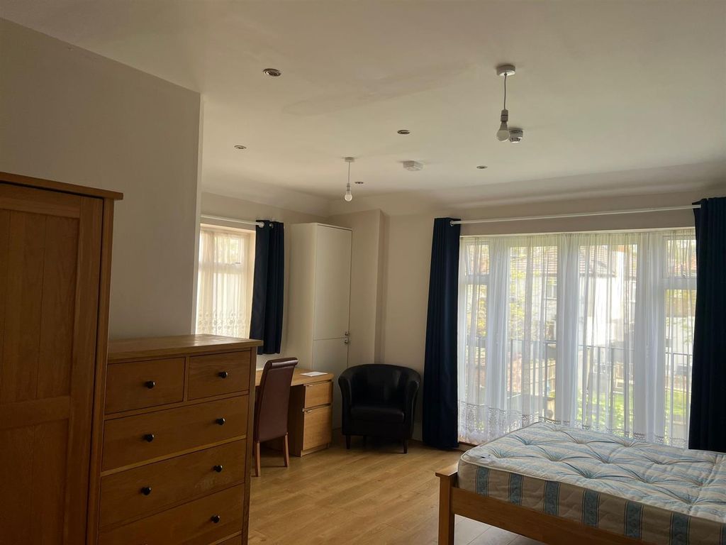 Property photo 3 of 8 Bedroom...Jpg