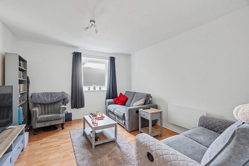 Property photo 1 of 8 2 Bed Flat For Sale Richmond Road, Gillingham Me7