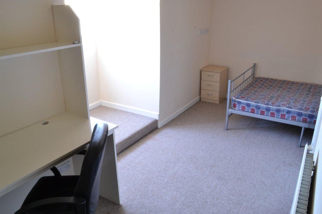 Property photo 3 of 8 Bedroom