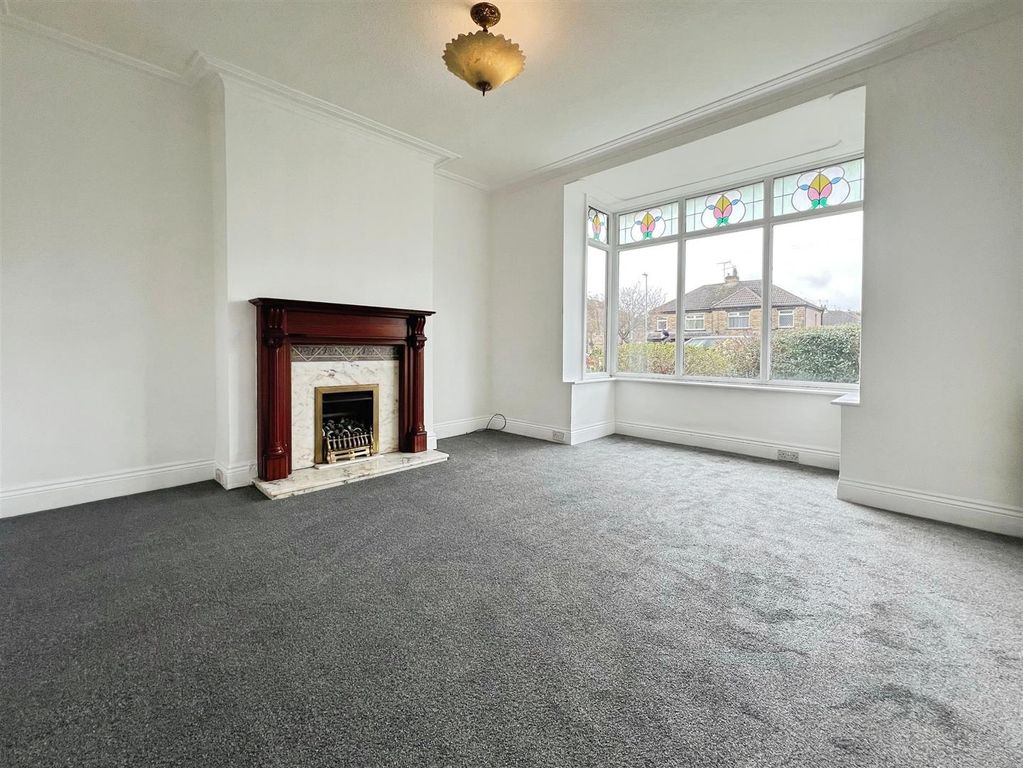 Property photo 3 of 30 Lounge