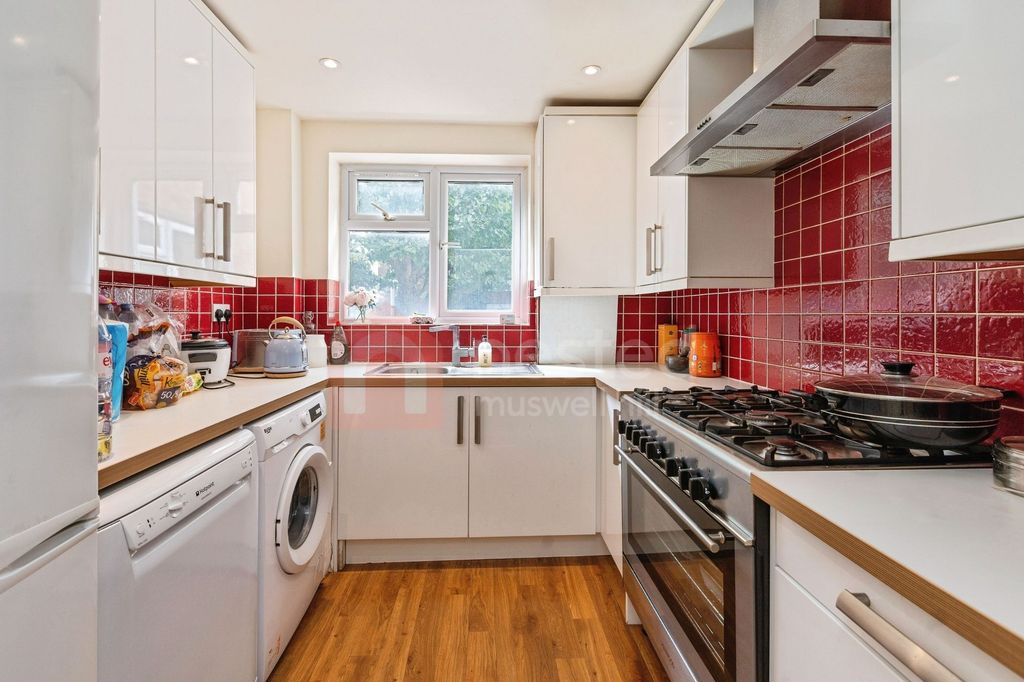 Property photo 2 of 8 Kitchen