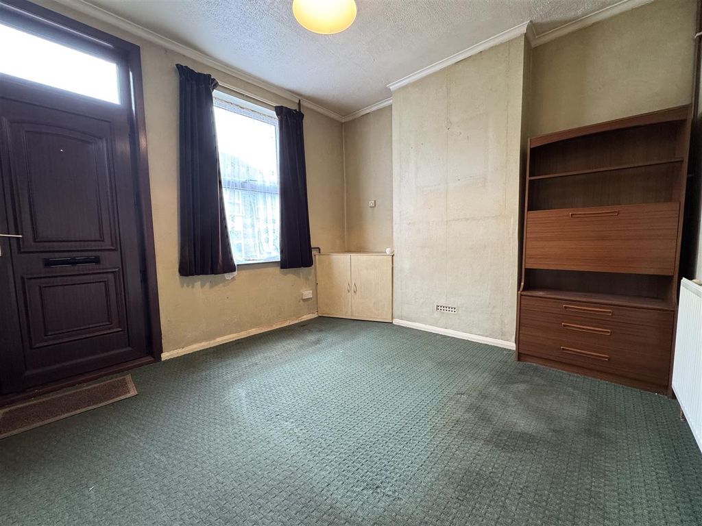 Property photo 2 of 12 Lounge:
