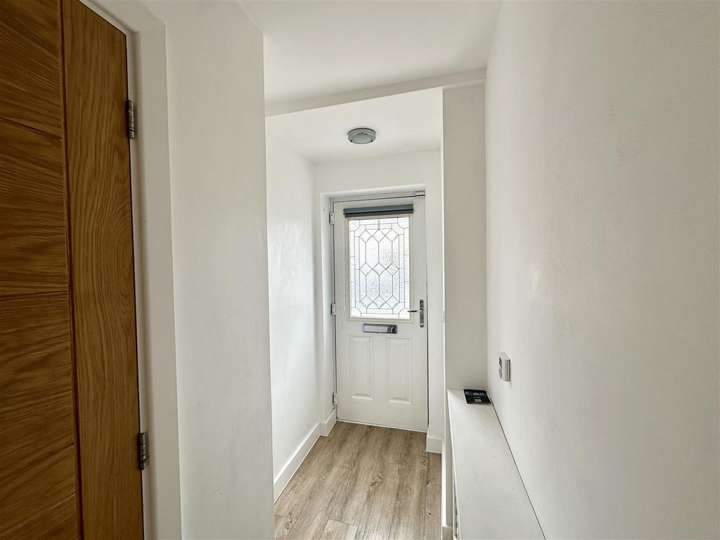Property photo 3 of 11 Entrance Hall