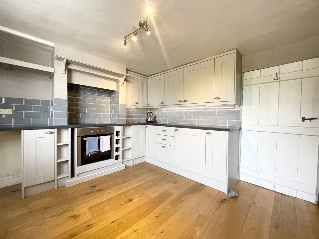 Property photo 3 of 12 Kitchen