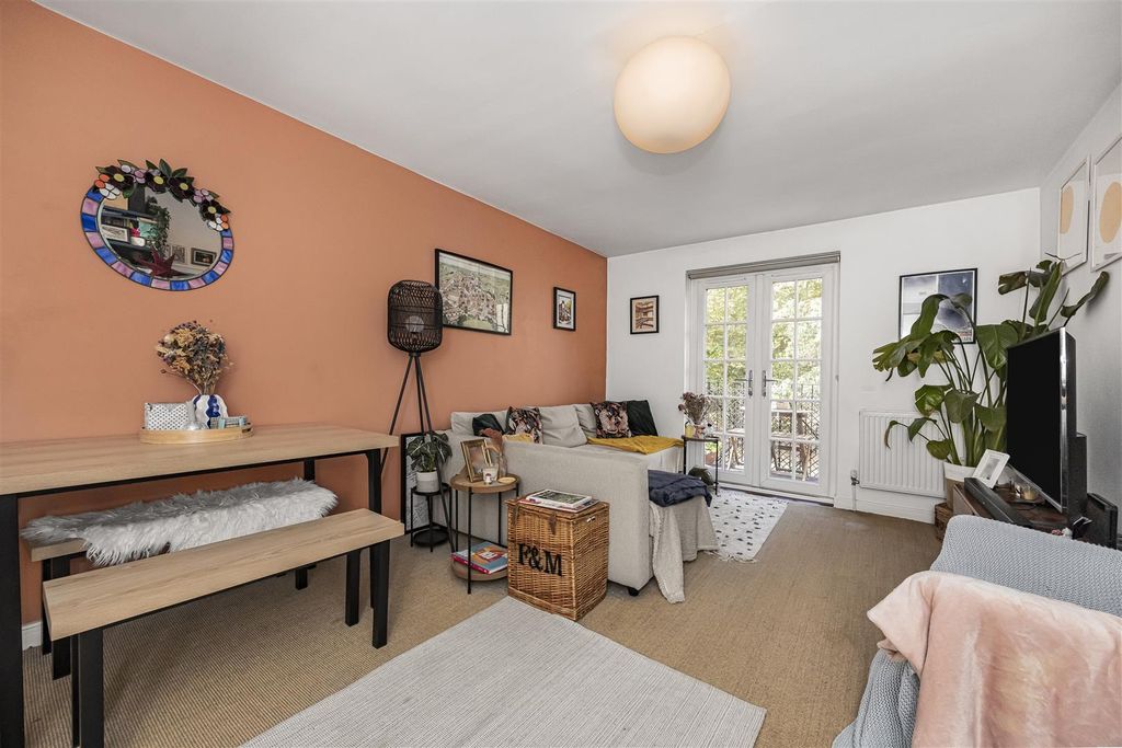 Property photo 1 of 15 14 Riseholme Court Cadogan Terrace -007.Jpg