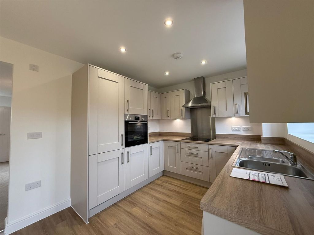 Property photo 3 of 16 Kitchen