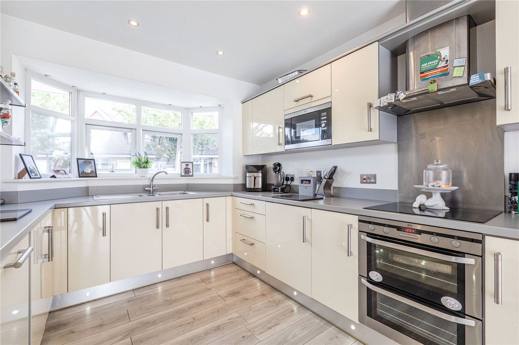 Property photo 3 of 19 Kitchen