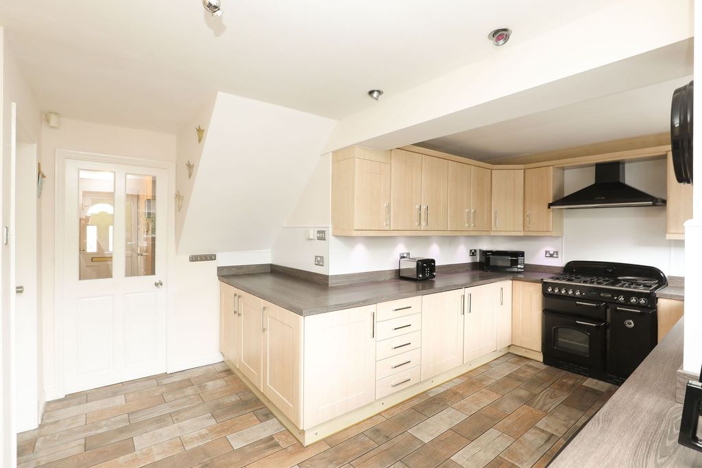 Property photo 2 of 31