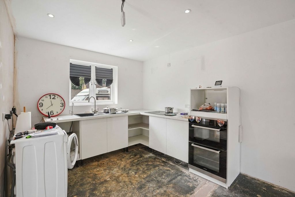 Property photo 3 of 11 Kitchen