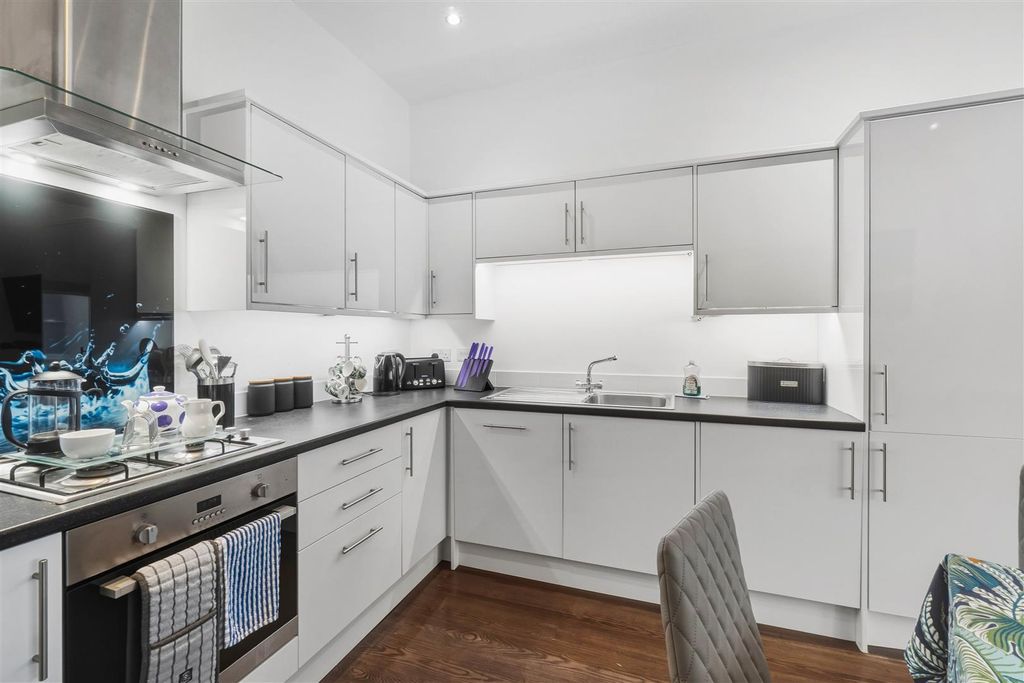 Property photo 3 of 8 Kitchen