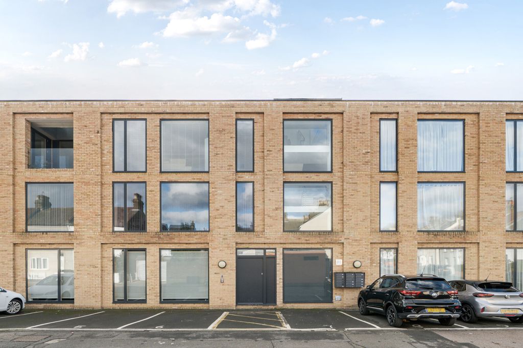 Property photo 1 of 19 1400269-19-696F7A...