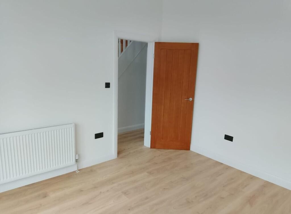 Property photo 3 of 18 Frint Living Room