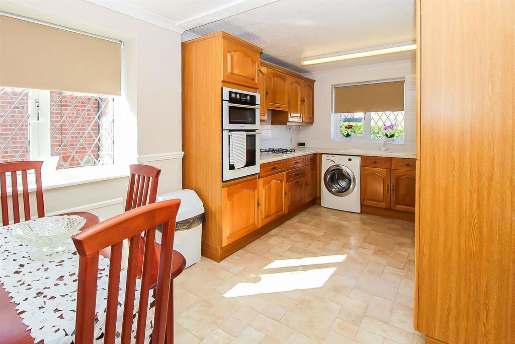 Property photo 3 of 10 Kitchen