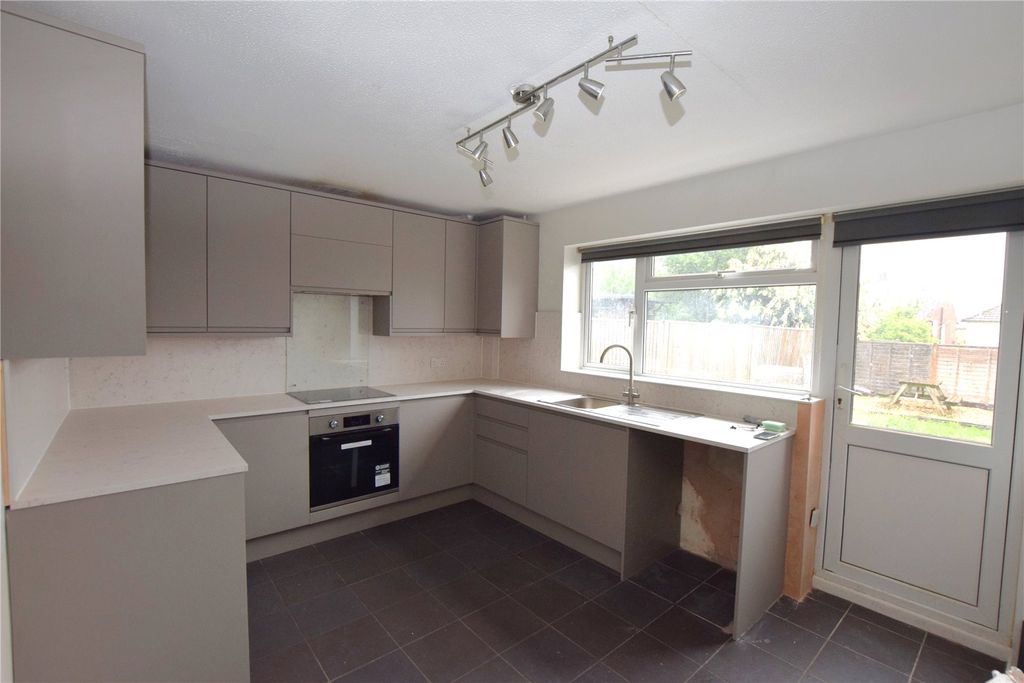 Property photo 3 of 7 Kitchen