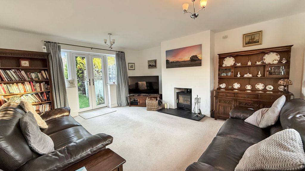 Property photo 3 of 17 Lounge