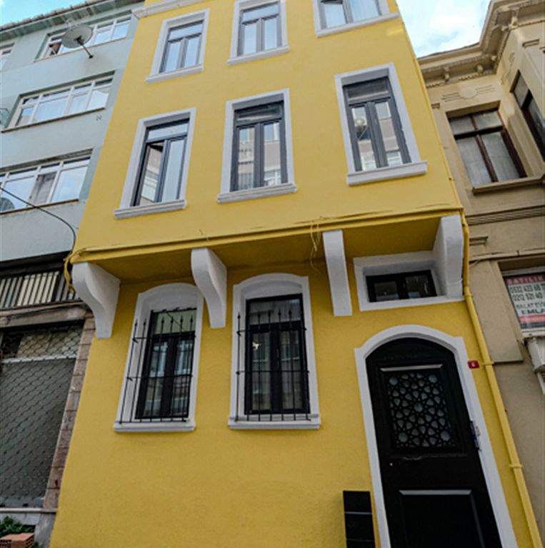 Property photo 1 of 19 Istanbul Apartments For Sale In Fatih, Istanbul - Building With 4 Apartments