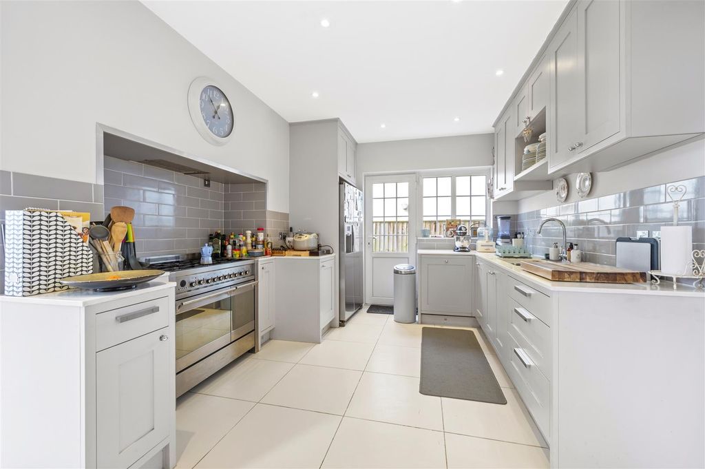 Property photo 3 of 21 7 Lindisfarne Road,13.Jpg