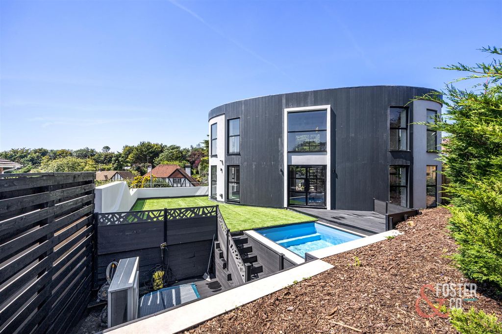Property photo 3 of 23 The Oval-020.Jpg