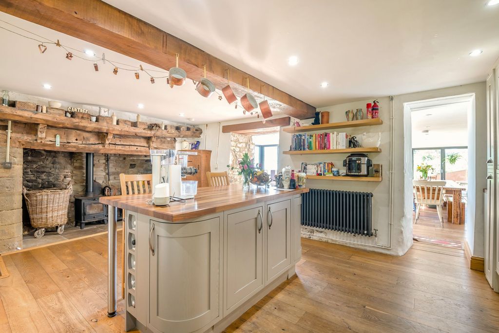 Property photo 2 of 35