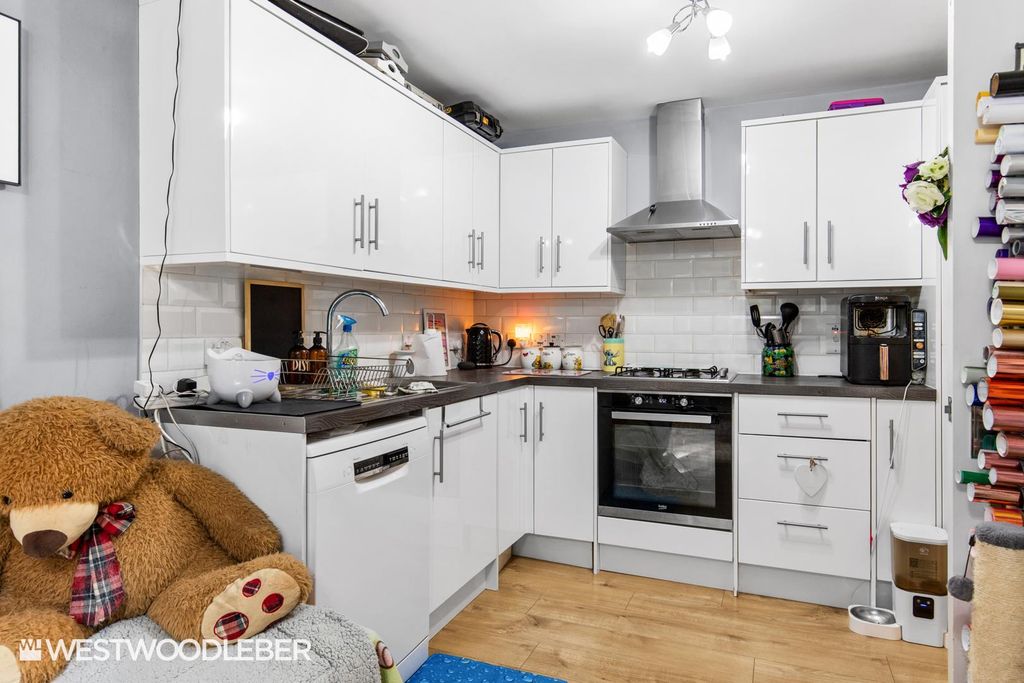 Property photo 3 of 10 Chilworthgate_9.Jpg