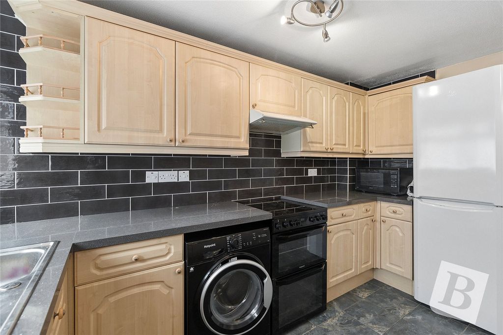 Property photo 2 of 10 Kitchen