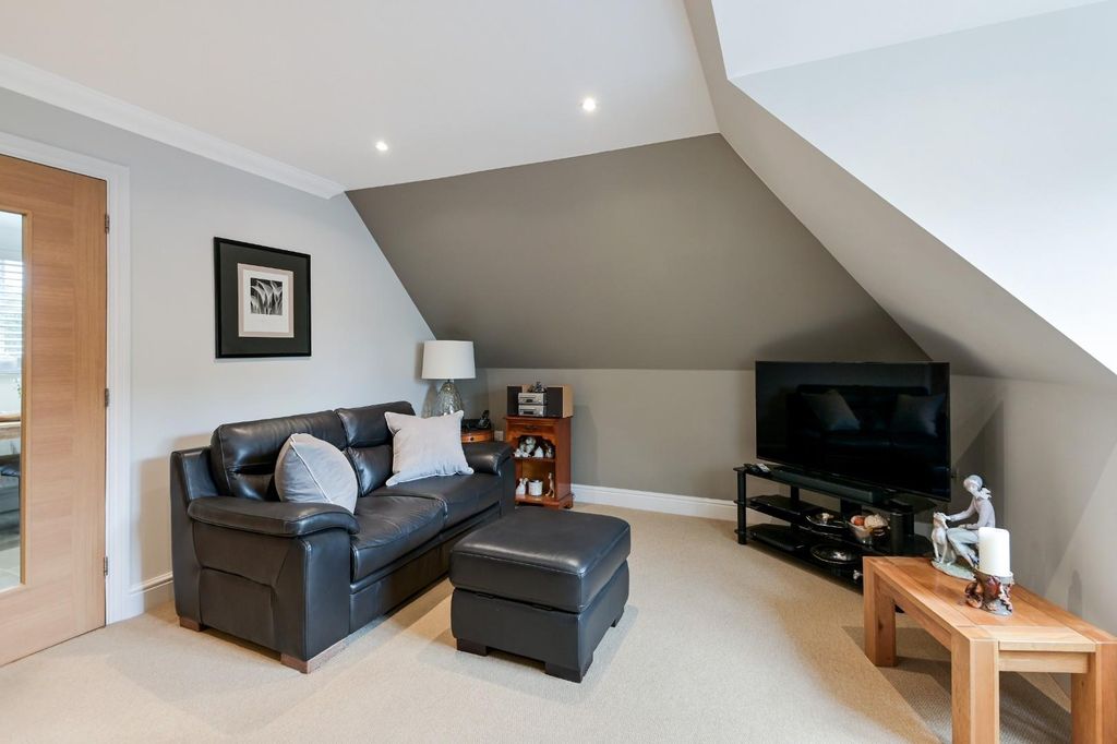 Property photo 3 of 14 Highdown Close,10 (14).Jpg