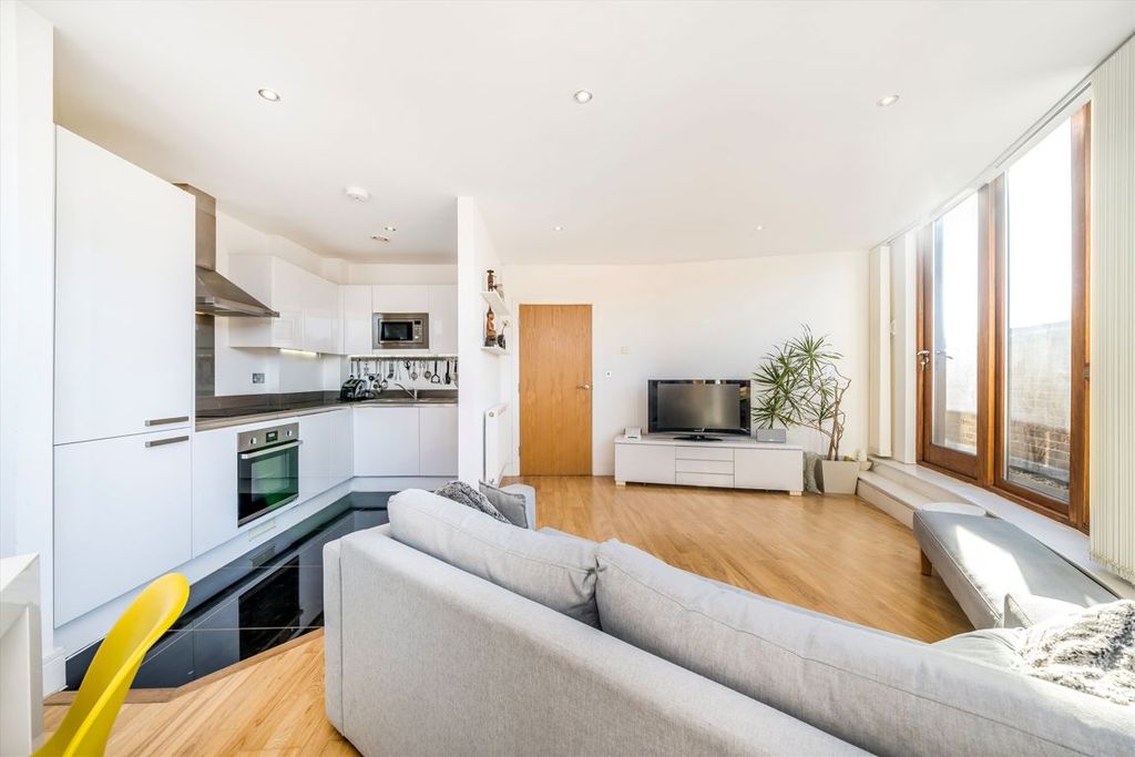 Property photo 3 of 12