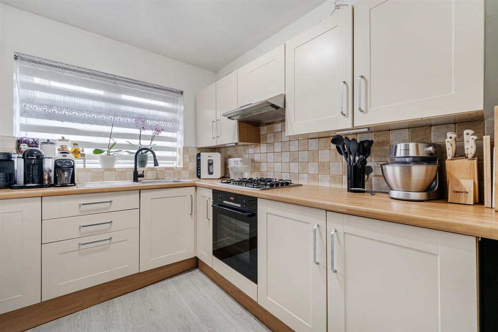 Property photo 3 of 21 27 Marton Road (5 Of 38).Jpg