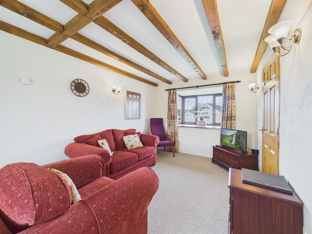 Property photo 3 of 18 Living Room