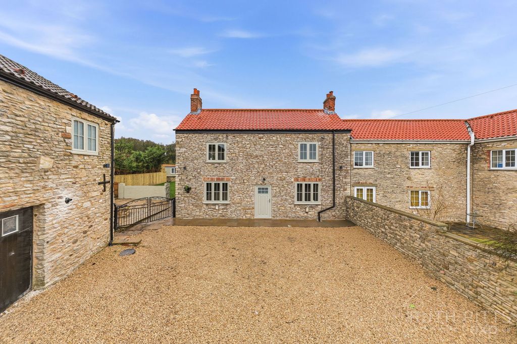 Property photo 2 of 32